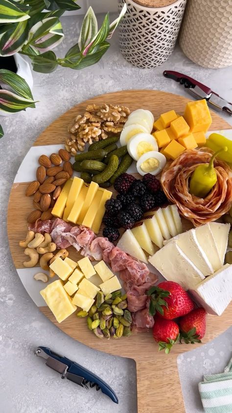 Keto Friendly Charcuterie Board, Low Calorie Charcuterie Board, Charcuterie Board Keto, Low Carb Charcuterie Board, Keto Charcuterie Board, Board Recipes, Platter Board, A Charcuterie Board, Summer Gathering