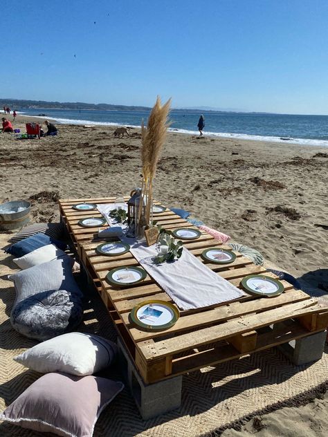 Beach Party Setup Ideas, Party Setup At Home, Beach Setup, Lake Birthday, Picnic Setup, Beach Table, Party Layout, Party Setup, Beach Bonfire