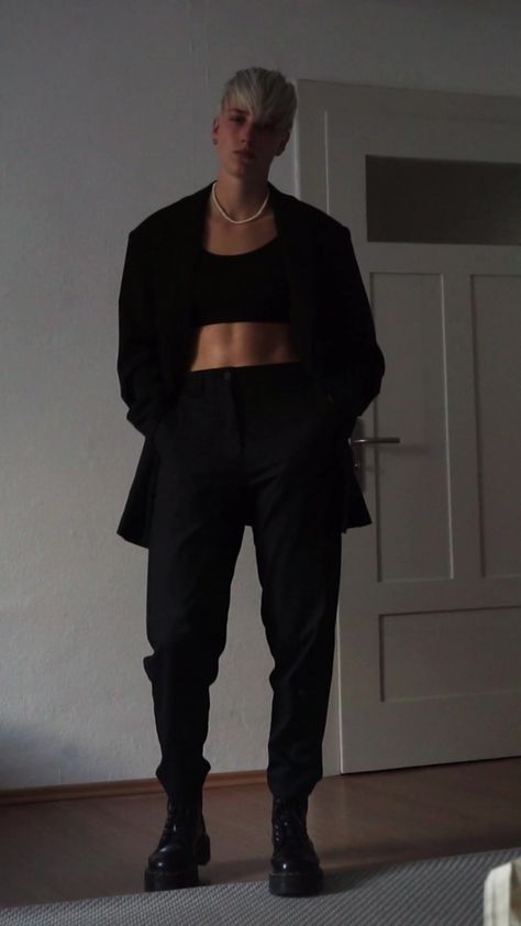 Anna Rommel, Gay Girl Outfits, Clubbing Style, Butch Lesbian Fashion, Enby Style, Masc Outfits For Women, Mode Queer, Clubbing Outfit, Lesbian Outfits