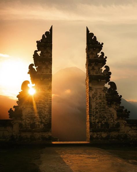 Discovery on Instagram: ““Sunset at Heaven's Gate at Pura Lempuyang Luhur Temple in Bali, Indonesia, can be a magical experience. It's no wonder it's one of Bali's…” Wallpaper Bali, Temple Bali, Bali Sunset, Voyage Bali, Heaven's Gate, Bali Travel, Alam Yang Indah, Pictures Images, Planet Earth