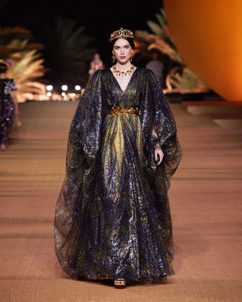 Dolce&Gabbana Alta Moda 2022: celebrate the wondrous Arabian beauty in four magical, poetic and passionate themes Dolce And Gabbana Clothes, Dolce Gabbana Alta Moda, Dolce And Gabbana Runway, Star Wars Fashion, Stylish Dresses For Girls, Fantasy Dress, Historical Fashion, Art Clothes, On Display