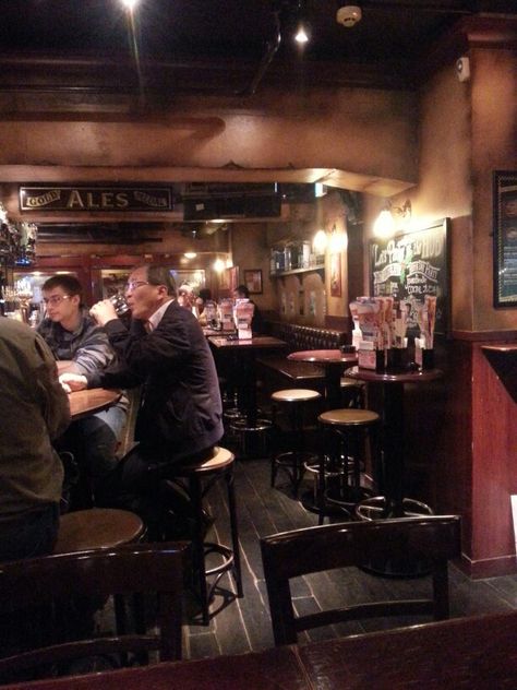 British style pub in Harajuku Uk Flat Aesthetic, Pub Owner Aesthetic, Pub Astethic, English Pub, British Nostalgia, English Pub Aesthetic, British Core, British Pub Aesthetic, Scottish Pub Aesthetic