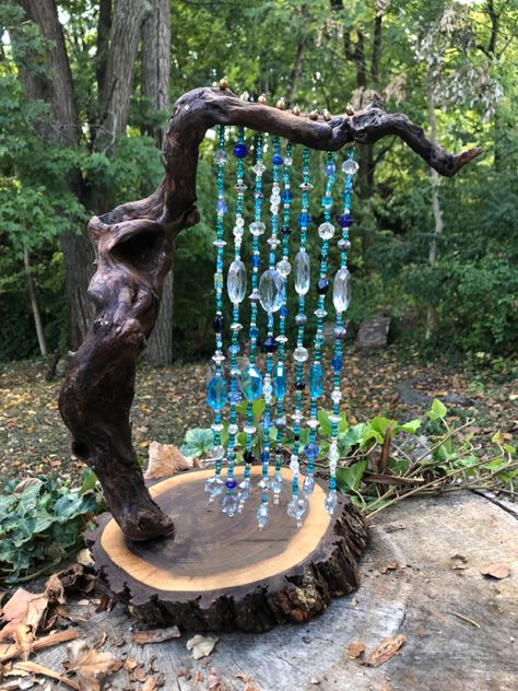 Driftwood Outdoor Garden, Driftwood Yard Art, Driftwood And Crystals, Driftwood Wind Chime Diy, Driftwood Garden Ideas, Outdoor Small Garden, Corner Garden Seating, Driftwood Garden, Hippie Crafts