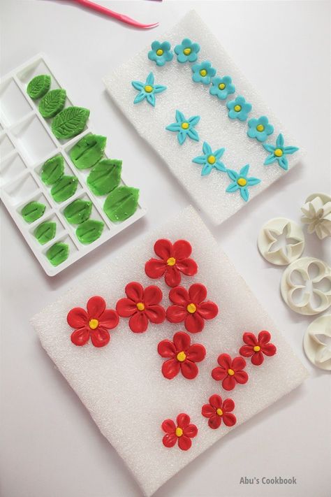 How To Make Fondant Flowers Easy, Easy Fondant Flowers Tutorial, How To Make Fondant Flowers, Small Fondant Flowers, Fondant Flowers Tutorial, Easy Fondant Flowers, Easy Fondant Decorations, Marzipan Flowers, How To Use Fondant