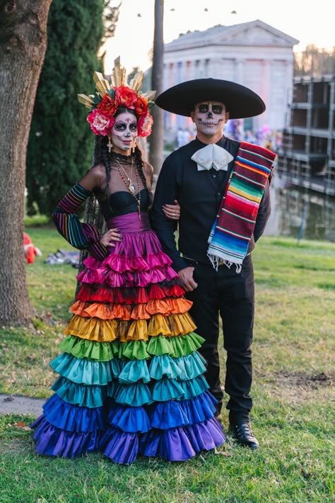 Dia de Muertos: what it is and how to experience it in Los Angeles Dia De Los Muertos Couple Costume Ideas, Day Of The Dead Couple Costume, Mexican Halloween Costume, Catrina Costume, Photography Exposure, Quince Decor, Mexican Halloween, Den Mrtvých, Vintage Burlesque