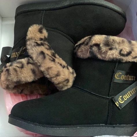 credits linked ! 2023 Winter Shoes, Juicy Couture Winter, 2000 Shoes, 2000s Shoes, Juicy Couture Boots, Y2k Boots, Fluffy Boots, Mcbling Fashion, Juicy Couture Shoes