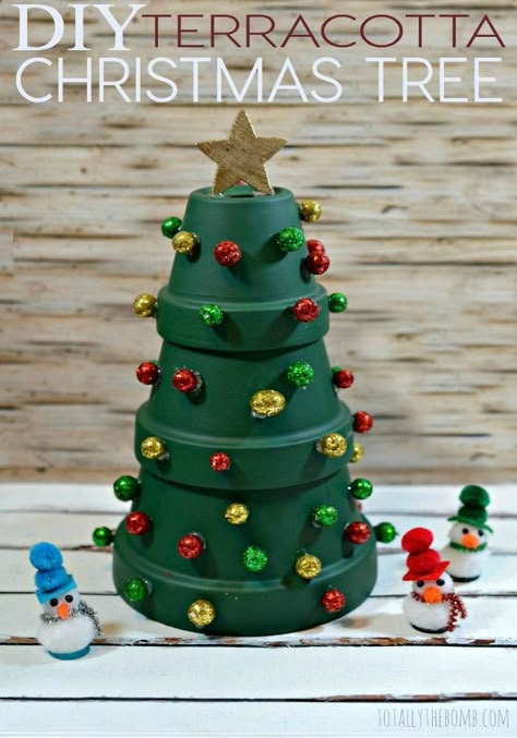 DIY Terracotta Christmas Tree Terracotta Christmas, Terra Cotta Pot Crafts, Alternative Christmas Tree, Flower Pot Crafts, Christmas Crafts To Make, Fun Christmas Crafts, Clay Pot Crafts, Homemade Holiday, Diy Christmas Tree