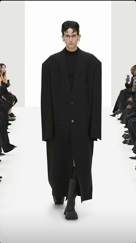 Runway Aesthetic, Demna Gvasalia, All Black Fashion, Fashion Silhouette, Dark Outfits, Mens Outfit Inspiration, Looks Street Style, Next Fashion, Runway Looks