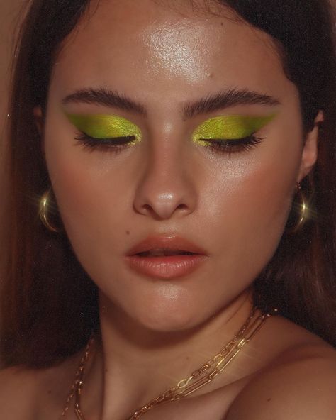 Versace Makeup, Green Makeup Tutorial, Green Eyeshadow Look, Under Eye Makeup, Red Eyeliner, Bright Eye Makeup, Monochrome Makeup Look, Cute Eyeshadow Looks, Eyeshadow For Blue Eyes