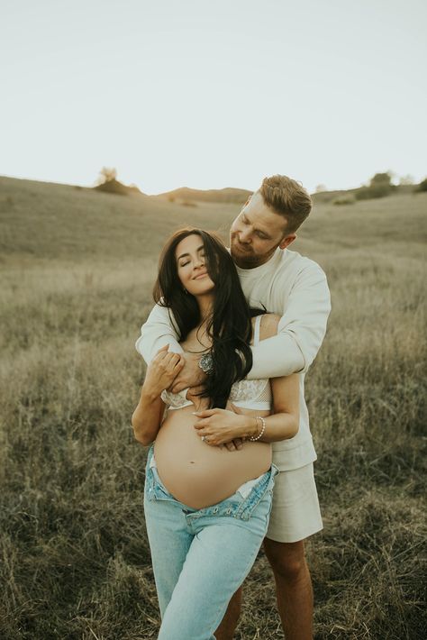 audriana & chris 〰︎ golden field maternity session - ashabailey.com Couple Maternity Poses, Asha Bailey, Maternity Picture Outfits, Maternity Photography Family, Fall Maternity Photos, Maternity Photography Poses Outdoors, Golden Field, Outdoor Maternity Photos, Maternity Photography Poses Couple