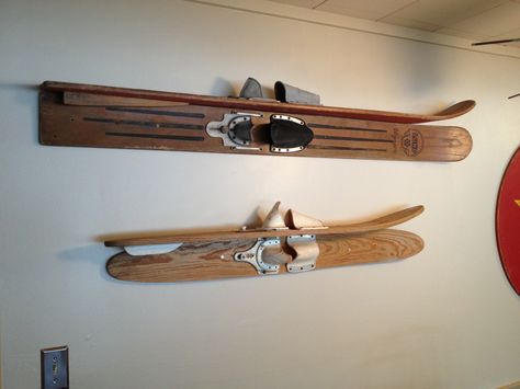 Vintage water skis as shelves Lake house decorating Ski Shelf, Water Ski Decor, Ski Wall Decor, Vintage Skis, Water Skis, Ski Decor, Water Ski, Lake Time, Lake Decor