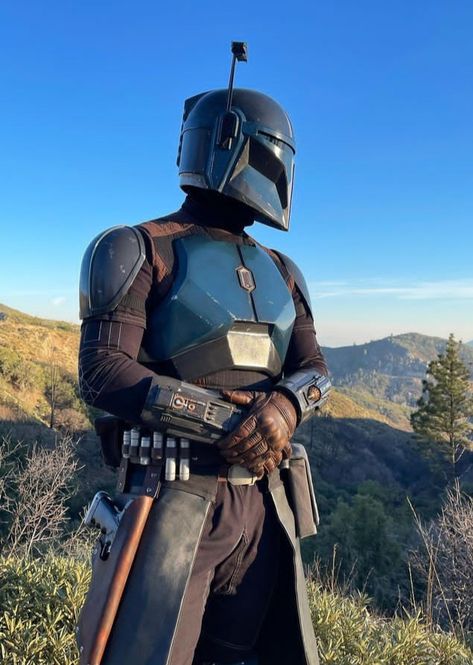 Mandolorians Armor, Mandalorian Oc Cosplay, Mandalorian Kama, Mandalorian Bracers, Custom Mandalorian Armor, Bad Batch Cosplay, Mandalorian Helmet Designs, Mandalorian Armor Design, Mandalorian Armor Cosplay