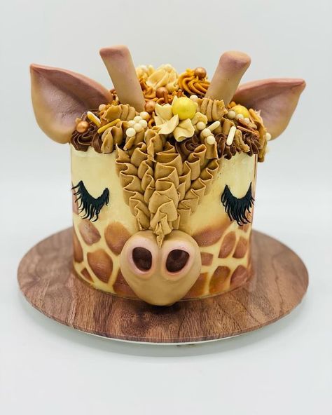 Girly Safari Cake, Lily Craft, Giraffe Birthday Cakes, Graduation Cake Ideas, Whimsical Cakes, Zoo Cake, Giraffe Cake, Kids Foods, Giraffe Cakes