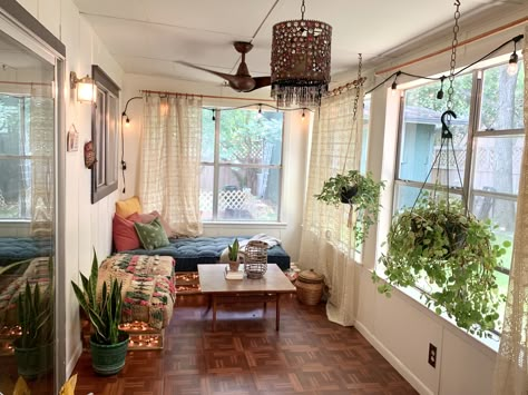 Florida Room Ideas, Narrow Sunroom, Bohemian Sunroom, Boho Sunroom Ideas, Sunroom Bedroom, Boho Sunroom, Sunroom Makeover, Sunroom Office, Small Sunroom