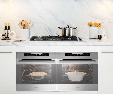 From budget to luxe and freestanding ovens with built-in induction cooktops, to compact steam ovens that clean themselves, this guide will help you decide which oven is right for you. #kitchen_appliances Freestanding Oven, Oven Design, Desain Pantry, Outdoor Kitchen Appliances, Steam Oven, Kitchen Solutions, Kitchen Oven, Kitchen Designs Layout, Kitchen Stove