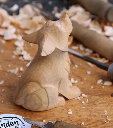 Simple Wood Carving Animals, Easy Carving Ideas Wood, Whittling Aesthetic, Dog Wood Carving, Small Wood Carving Projects, Widdle Wood Ideas, Wood Carving Aesthetic, Whittling Animals, Squirrel Carving