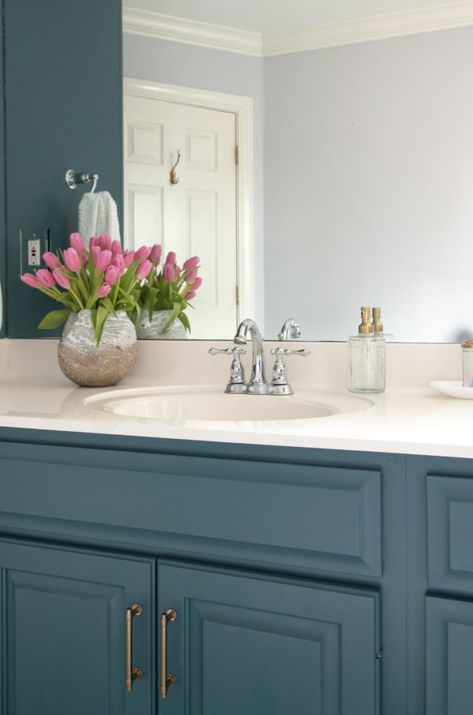 how to paint bathroom cabinets Chalk Paint Bathroom Cabinets, Painted Bathroom Cabinets, Sofa Wallpaper, Bathroom Photography, Teal Bathroom Ideas, Bungalow Bathroom, Kid Bathroom, Paint Bathroom, Spare Bathroom