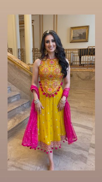 Outfit For Mehandi Function For Bride, Haldi Jumpsuit Outfit, Trendy Haldi Outfits, Best Haldi Outfits For Brides, Haldi Function Dress For Bride, Pink Haldi Outfit, Mehandi Dresses For Brides, Mehendi Outfits Sisters, Pithi Outfit