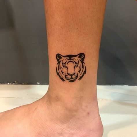 Cute Tiger Tattoo, Small Tiger Tattoo, Tattoo Klein, Tiny Wrist Tattoos, Cute Tiger, Cute Tigers, Tiger Tattoo, Wrist Tattoos, Paw Print Tattoo