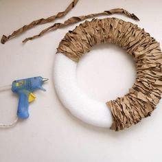 Dekoratívne Vence, Diy Fall Wreath, Fall Diy, Crafty Craft, Wreath Crafts, Glue Gun, Fall Wreaths, Diy Projects To Try, Diy Wreath