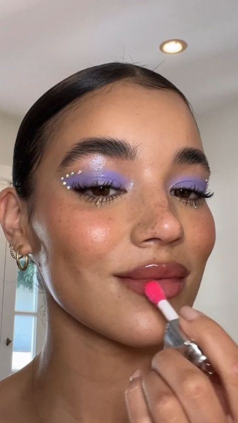 Tashimrod Makeup, Euphoria Makeup Looks Glitter, Purple Makeup Euphoria, Eye Makeup Euphoria Inspired, Purple Makeup Looks Euphoria, Glitter Eye Makeup Euphoria, Euphoria Look, Festival Eye Makeup, Coachella Makeup