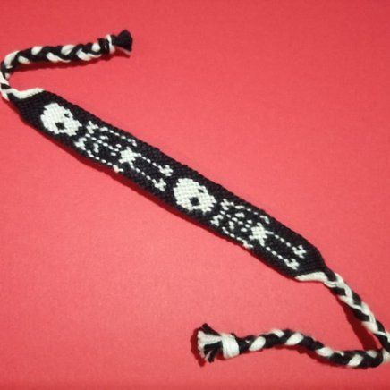 Normal pattern #11538 | BraceletBook Music Friendship Bracelet, Gothic Friendship Bracelet, Skull Friendship Bracelet Pattern, Halloween Bracelet Patterns, Skull Bracelet Pattern, Cute Halloween Skeleton, String Bracelet Patterns, Fundraiser Ideas, Bracelet Inspo