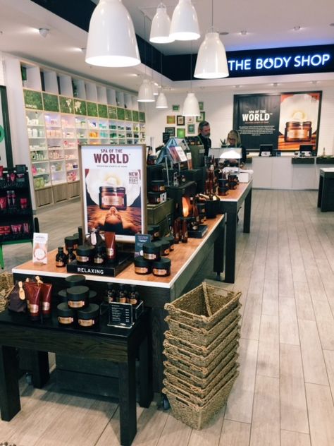 The Body Shop Aesthetic, Body Shop Store, Cosmetics Branding, Skincare Shop, Retail Ideas, Pharmacy Design, Store Interiors, Charm School, Shopping World