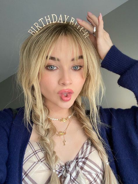 Celebrity Look Alike, Blonde Girl, Sabrina Carpenter, Selena Gomez, Favorite Celebrities, Blue Eyes, Hair Inspo, Pretty People, Hair Inspiration