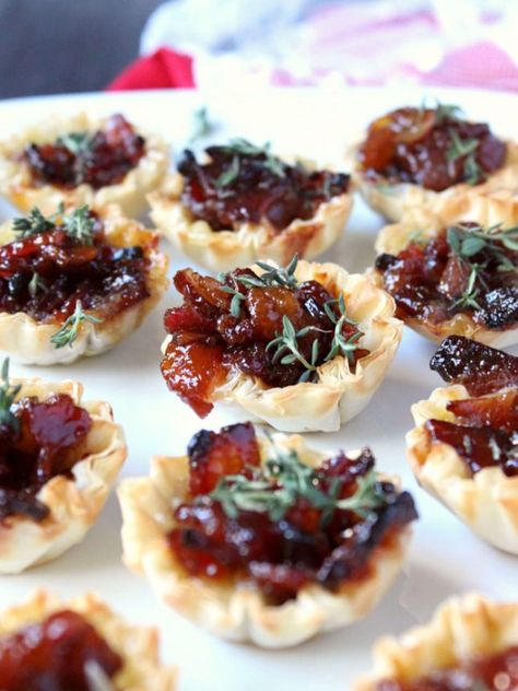 17 Christmas Appetizers That Will Fill Your Friends With Glee via Brit + Co Mushroom Tartlets, Vegetarian Appetizers Easy, Pecan Baked Brie, Phyllo Cups, Mini Tarts, Brie Bites, Brie Recipes, Small Appetizers, Bacon Appetizers