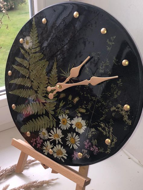 Resin Clock With Flowers, Resin Crafts To Sell, Art Ideas For Home, Resin Art Ideas, Epoxy Resin Wall, Clock Resin, Resin Wall Clock, Resin Clock, Clock Painting