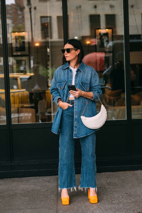 Flowy Dress Street Style, Denim Shacket Street Style, Chic Jean Shorts Outfit, Button Down Street Style, Spring 2023 Fashion Trends Street Style, Moda Denim, Fall 23, How To Make Skirt, New York Fashion Week Street Style