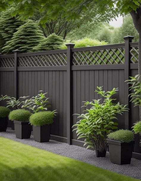 Lattice Top Fencing Privacy Fence Ideas Chain Link, Garden Safety Fence, Privacy Garden Fence, Decorative Privacy Fence Ideas, Plastic Fence Ideas, Painting Fences Ideas Backyards, Front Garden Fence Ideas, Back Garden Fence, Lattice Top Fence