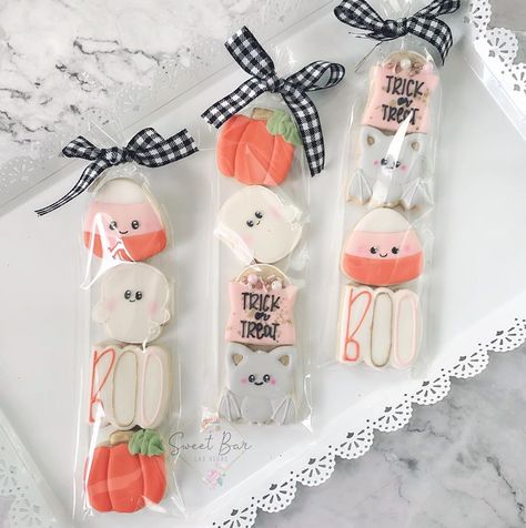 Halloween Mini Cookie Sets, Halloween Cookie Sets Decorated, Mini Cookie Sets, Halloween Cookie Sets, Mini Halloween Cookies, Halloween Sugar Cookies Decorated, Art Cookies, Cookie Sets, Frosted Cookies