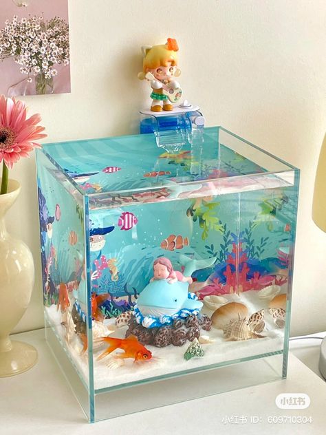 Mini Aquarium Aesthetic, Toy Fish Tank, Coquette Fish Tank, Fish Tank Aesthetic Bedroom, Aquarium Themed Room, Kawaii Fish Tank, Kawaii Aquarium, Cute Aquarium Ideas, Cute Fish Tanks