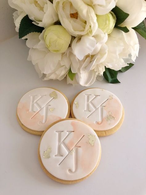 Engagement Biscuit Ideas, Engagement Sweets, Engagement Cookies Ideas, Engagement Biscuits, Sugar Cookie Wedding Favors, Wedding Cookies Ideas, Engagement Favours, Cheap Wedding Favours, Wedding Favour Cookies