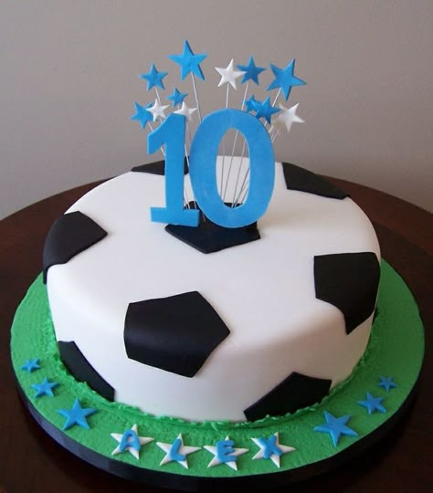 Fußball-Torte einfach selber machen Soccer Ball Cake, Soccer Birthday Cakes, Pear And Almond Cake, Football Birthday Cake, Soccer Cake, Soccer Birthday Parties, Sport Cakes, Football Cake, Soccer Birthday