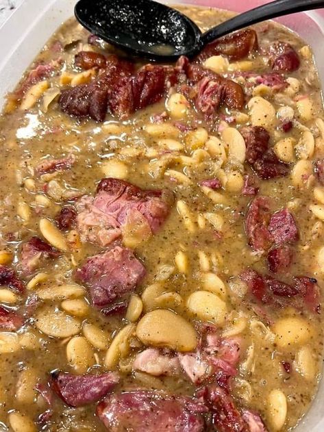 A bowl of butter beans with ham hocks, garnished with fresh herbs. Lima Beans Recipe Southern, Bean And Ham Hock Soup, Lima Beans And Ham, Lima Bean Soup, Ham Hock Soup, Ham Hock Recipes, Lima Bean Recipes, Butter Beans Recipe, Beans In Crockpot