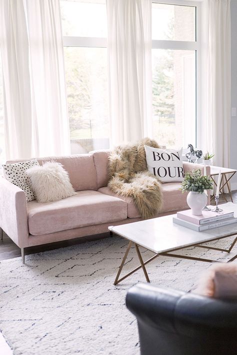 Blush Pink Sofa: Living Room Decor Inspiration - Pretty Little Details Pink Sofa Living Room Decor, Blush Pink Sofa Living Room, Blush Pink Sofa, Pink Sofa Living Room, Blush Pink Living Room, Rosa Sofa, Room Decor Inspiration, Pink Living Room Decor, Pink Couch