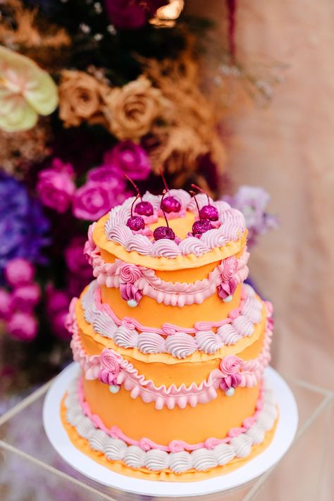 Pink And Orange Retro Wedding, Kitchy Wedding Cake, Kitschy Wedding Cake, 70s Inspired Wedding Cake, 70s Retro Wedding Cake, Wedding Cake Colourful, Colorful Vintage Wedding Cake, Groovy Wedding Cake, Orange And Pink Wedding Cake