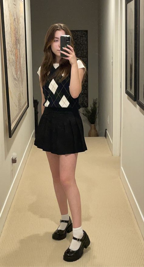 girl wearing an argyle sweater vest with a pleated skirt and platform mary jane shoes Outfits With Mary Janes, Mary Jane Outfit, Estilo Preppy, Swaggy Outfits, Jane Shoes, Mode Inspo, Mary Jane Shoes, Preppy Outfits, Teen Fashion Outfits