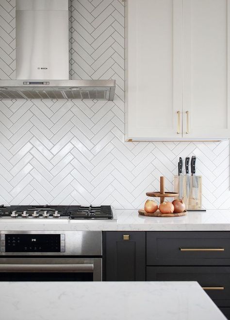 Herringbone Tiles Kitchen, Серая Кухня, Kitchen Backsplash Designs, Kitchen Transformation, Classic Kitchen, Galley Kitchen, Kitchen Wall Tiles, Open Concept Kitchen, Kitchen Tiles Backsplash