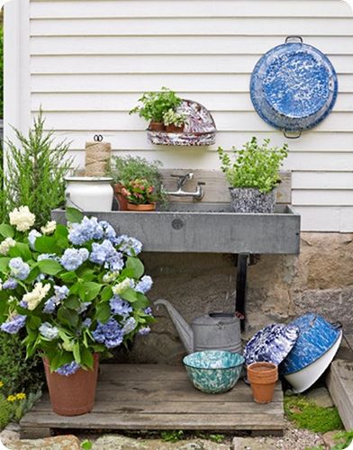 Old sink in the garden - great idea - must scour antique stores to find an old sink to copy this someday Colonial Farmhouse Decor, Garden Sink, Colonial Farmhouse, Outdoor Sinks, Country Living Magazine, Potting Bench, Deco Floral, Country Gardening, Dream Garden