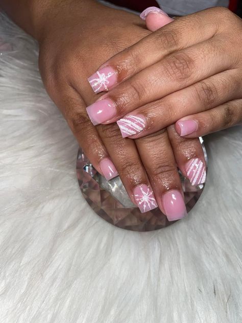 Christmas Nails Short Square Acrylic, Pink Christmas Nail Designs Short, Christmas Nail Sets Short, Short Pink Acrylic Nails Design, Short Christmas Nails Acrylic, Short Pink Christmas Nails, Short Square Acrylic Nails Christmas, Cute Pink Nails Acrylic, Short Nails Ideas Christmas