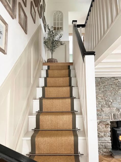 Old Staircase, Cottage Stairs, Stairs And Hallway Ideas, Painted Staircases, Stairs Hallway, Staircase Runner, House Staircase, Hallway Stairs, Modern Rustic Decor