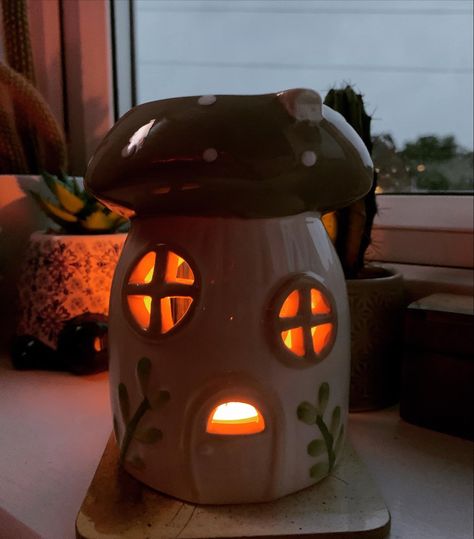 Mushroom Wax Melter, Aesthetic Wax Warmer, Wax Melter Aesthetic, Wax Burner Aesthetic, Lantern Ceramic Ideas, Pottery Wax Melter, Clay Wax Melter, Wax Warmer Diy, Pinch Pot Ideas Ceramics