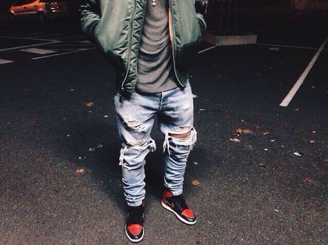 In love with rip jeans Jordan 1 Bred Outfit, Bred 1s Outfit, Jordan Shoes Style, Olive Outfit, 1s Outfit, Black Men Casual Style, Jordan 1s Outfit, School Attire, Jordan 1 Outfit