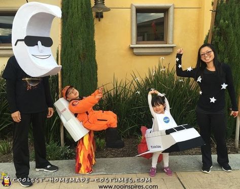 spaced themed family costumes Space Themed Outfits, Diy Astronaut Costume, Astronaut Halloween Costume, Astronaut Halloween, Family Costumes Diy, Costume Family, Space Costumes, Themed Halloween Costumes, Astronaut Costume