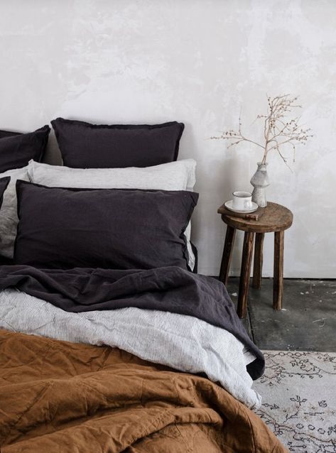 Dark Grey Bedding, Dark Bedding, Dark Cozy Bedroom, Masculine Bedroom, Earthy Bedroom, Moody Bedroom, Black Sheets, Mens Bedroom, Comfortable Bedroom