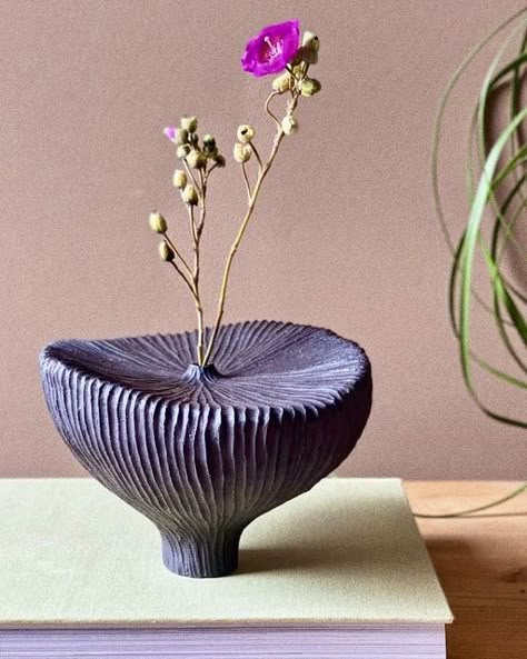 Small Pottery Vase Ideas, Organic Ceramic Vase, Slabs Ceramics Ideas, Organic Ceramics, Ikebana Vases, Vase Crafts, Ceramic Artwork, Keramik Design, Modern Pottery