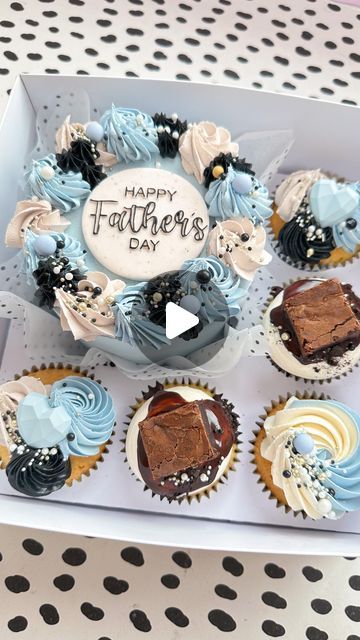 CARLY HARRIS | WISH UPON A CUPCAKE on Instagram: "A little BTS video of me decorating the Father’s Day bento box 🩵🖤.
.
.
#cakecakecake #blueandblack #fathersday #bakeddonuts #cupcakes #cake #fathersdaytreatbox #treatbox #fathersdaygift #fathersdaycupcakes #fathersdaycake #cakehearts #valentinescookies #cakesicles #bentobox #brownietub #cupcake #pastelaesthetic #instacake #cakesdaily #caketrends #cakedecorating #cakestagram #cakereel #bentocake #brownies #wishuponacupcake #cakesicle #cupcakereel" Father’s Day Cupcake Cake Ideas, Father Day Cupcakes, Fathers Day Bento Cake With Cupcakes, Simple Father's Day Bento Cake, Father’s Day Dessert Boxes, Fathers Day Cake Ideas Creative, Fathers Day Bento Cake, Father’s Day Mini Cake, Fathers Day Dessert Ideas